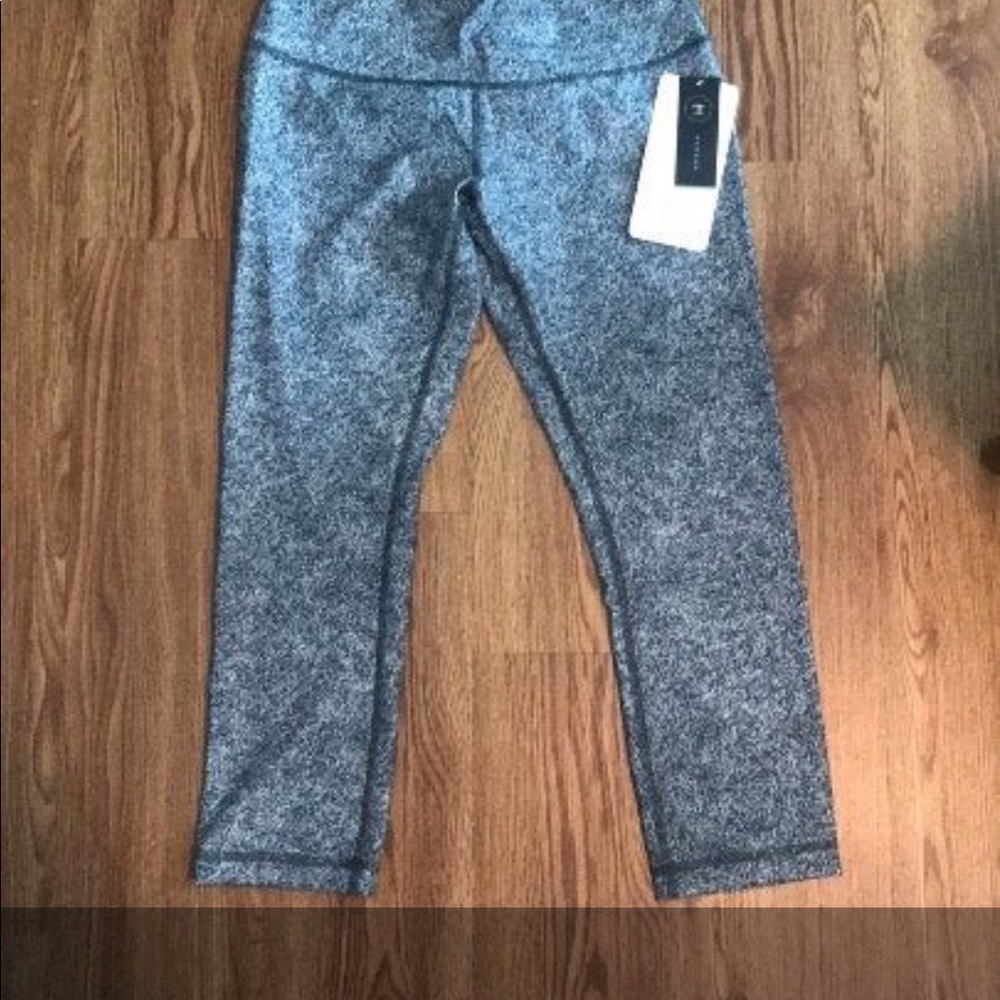 NWT Lululemon Wonder Under Crop III